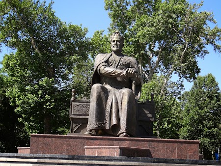 02. Statuia lui Timur Lenk din Samarkand.JPG