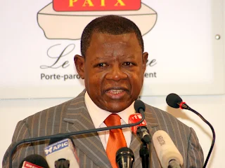 Lambert Mende, Ministre de l'Information, Communications et Médias lors d'une Conférence de Presse à Kinshasa, le 03/01/2012. Radio Okapi/Ph. Aimé-NZINGA