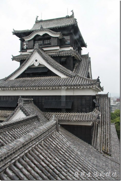 日本北九州-熊本城。這是從小天守閣的頂層拍大天守閣的樣子，這裡也可以很清楚看到其屋簷兩側各雄踞著一隻的消防用的「鯱鉾」。