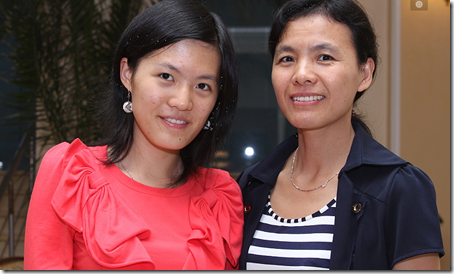 Hou Yifan with her mom.