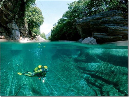 incredibly_clear_waters_of_the_verzasca_river_640_05