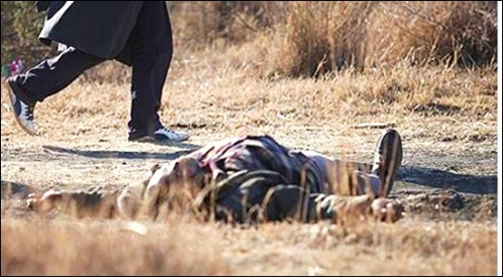 LONMIN MAN IN KHAKI LEFT BY SIDE OF ROAD ANIMAL SKULL ON CHEST PROTESTS TUES AUG 14 2012 EWN NEWS VIDEO