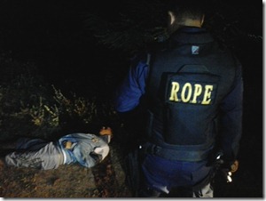 INTEGRANTE DO ROPE OBSERVA O CORPO SEM VIDA. JOVEM MORTO