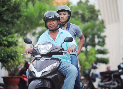 Các tình nguyện viên đưa các em đến trường thi