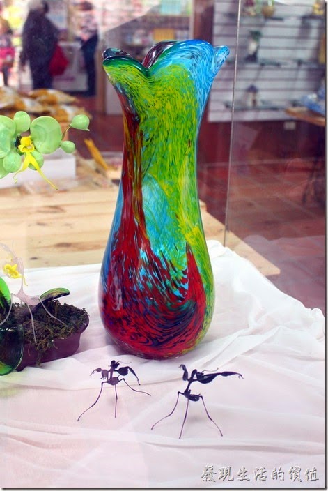 這花瓶好漂亮，但我想看得是其下面的兩隻黑色的螳螂。