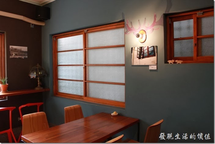 台南-PianoPiano。這片牆上有個具現代感的LED壁燈。