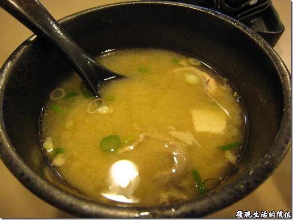 南港-船屋-平價生魚片蓋飯。另外，還會附贈一大碗有滿滿魚肉及豆腐的味噌湯。個人經驗，這味噌湯有時候品質不穩。