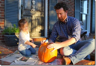Zoey & Daddy carving pumpkin2