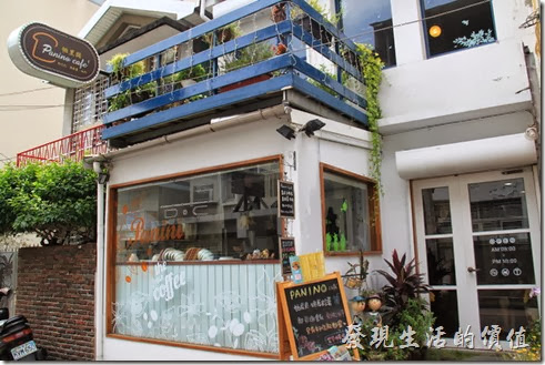台南的【帕里諾】的外觀，這條「新光三越」旁的小徑也隱藏著許許多多的小店，之前光顧過【花見小路】與【D.D.House】。二樓還有個藍色木頭圍籬的小花園陽台。