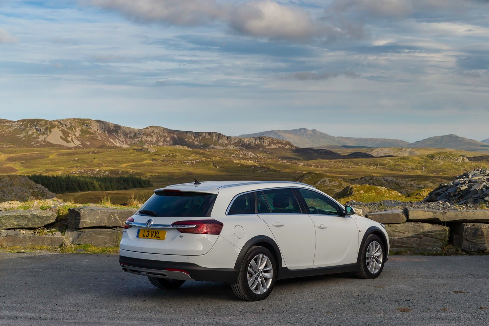 [2014-Vauxhall-Insignia-Country-Tourer-2%255B2%255D.jpg]