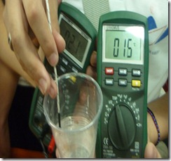 uso del Tester digital En esta imagen se observa como se usa un Tester digital para realizar mediciones eléctricas
