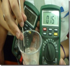 En esta imagen se observa como se usa un Tester digital para realizar mediciones eléctricas