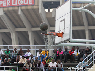 Le public sur les gradins du terrain de basketball, ce12/06/2011 au stade des martyrs de Kinshasa, lors d’un Championnat de 2ème phase de la ligue provincial de basketball de Kinshasa. Radio Okapi/ John Bompengo