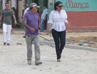 Prefeita visita obras na Pres. Médici