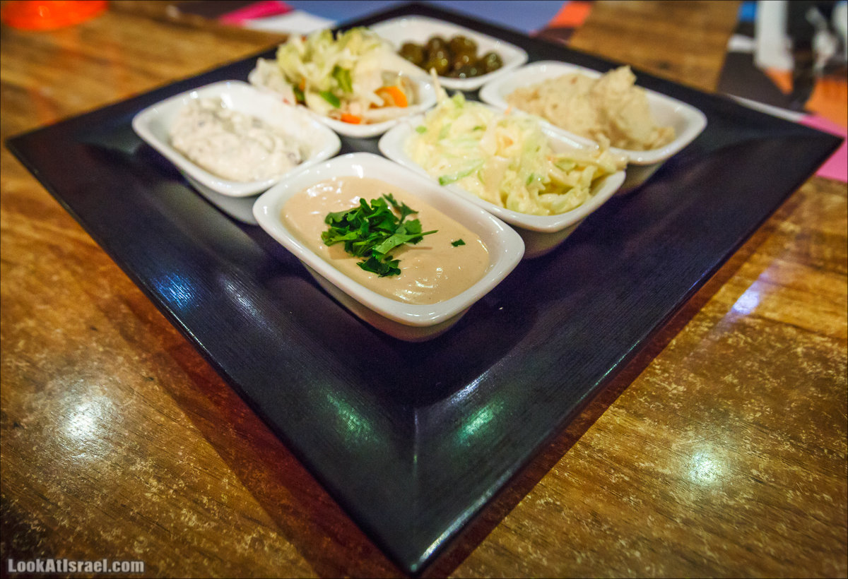 Ресторан израильской кухни Нафис | LookAtIsrael.com - Фото путешествия по Израилю | יש נאפיס בעיר