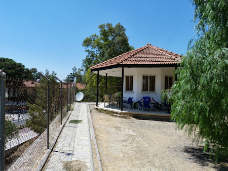 Obiective turistice Nicosia:. Bar pe linia verde