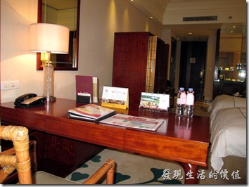 惠州-康帝國際酒店。客房的書桌，基本上抽屜內有附一條網線，但線實在是太短了作罷，沒想要無線網路也非常的順暢，可惜該封鎖的都被封鎖了。