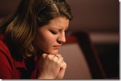 Mulher rezando