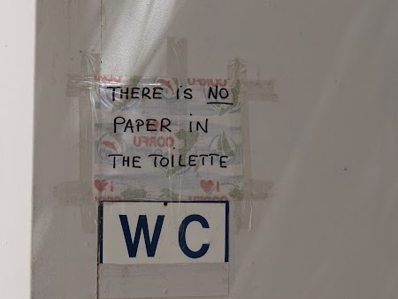 08. Nu e hartie igienica in WC.JPG