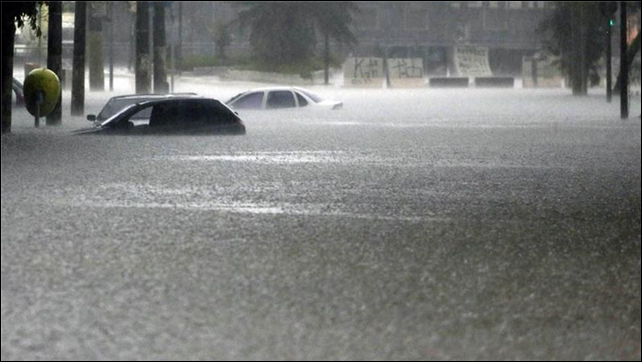 Evening commuters in São Paulo struggle to make their way home, following torrential downpours, 26 February 2015. Photo: AFP