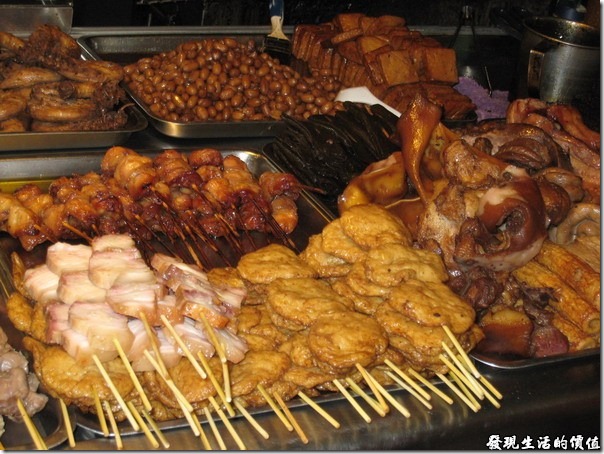 台南，上好烤魯味(滷味)，還有甜不辣、豬頭皮、豬耳朵、海帶…等較傳統的滷味。