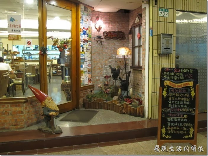 「碧蘿春炭索餐坊」的店門口。