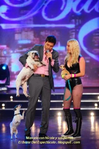 Marcelo con Nicole y sus perros.JPG