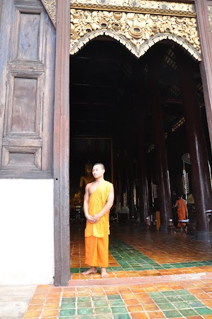 Imagini Thailanda: Calugar buddhist la intrarea in Wat Pan Tao, Chiang Mai, Thailanda