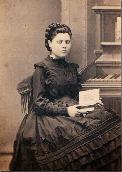 Joven valenciana con libro. Foto de Ludovisi, 1865