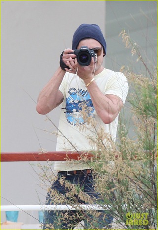 zac-efron-taking-pics-at-cannes-09