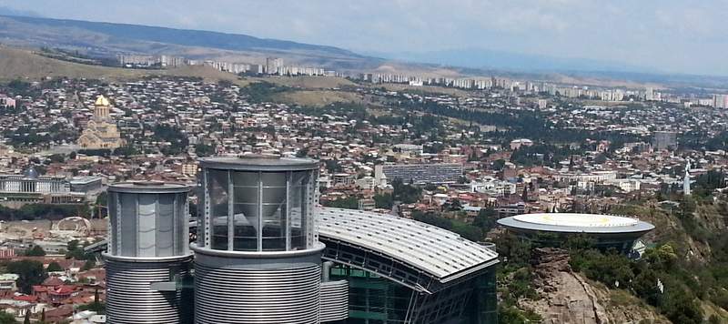 Панорама Тбилиси. В центре: дворец Иванишвили. Слева: дворец Саакашвили