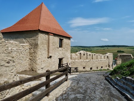 Fortificatii sasesti in Transilvania: cetatea Rupea.