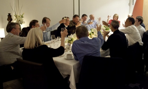 伯斯曾和祖克柏一同出席由美國總統歐巴馬舉辦的科技餐會