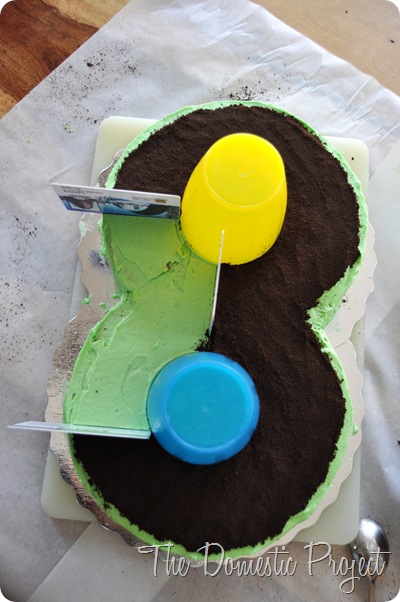 TheDomesticProject - Simple step by step instructions for decorating a Cars cake  (8)