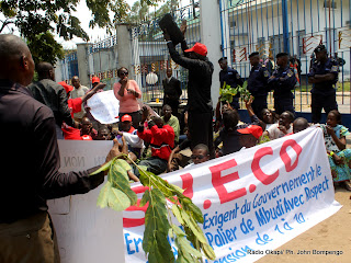 Sit-in de quelques enseignants membres du Syeco devant la primature, le 2/03/2011 à Kinshasa. Radio Okapi/ Ph. John Bompengo