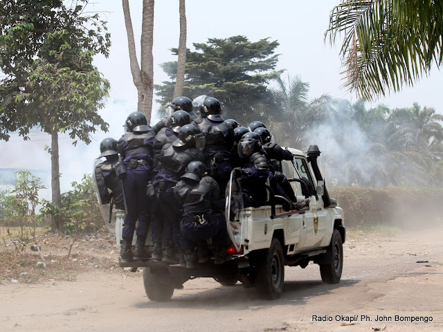 La Police pourchassant les militants de l’UDPS le 6/9/2011 à Kinshasa-Limeté. Radio Okapi/ Ph. John Bompengo