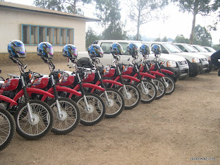 5 jeeps et 20 motos, don de Caprikat et Foxwhelp à la police nationale congolaise de l'Ituri à Bunia le 24 janvier 2010.