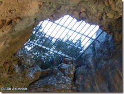 Curioso agujero en el abrigo de la Cueva de les Mallaetes - Barx