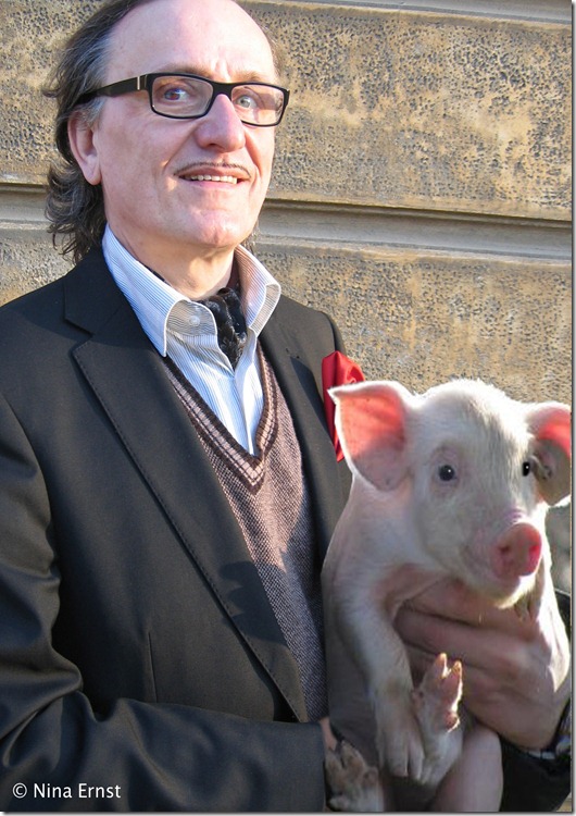 Graf Blickensdorf mit Glücksschwein groß Foto