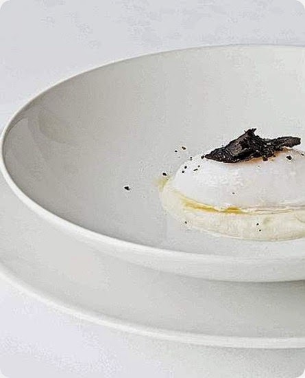 Uova affogate con purè di sedano rapa e tartufo nero