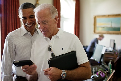 其中包含一張總統歐巴馬和副總統拜登在橢圓形辦公室外把玩 iPhone4 的照片