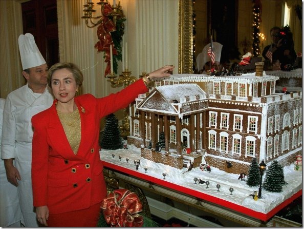 first-lady-hillary-clinton-gestures-to-a-massive-gingerbread-house-in-1993 (1)