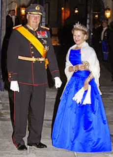 Los reyes Harald y Sonia de Noruega, con un sencillo vestido azul.