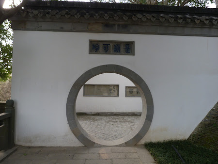 Imagini Zhenjiang: porti rotunde prin temple chinezesti