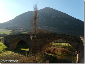 Puente medieval e Higa de Monreal