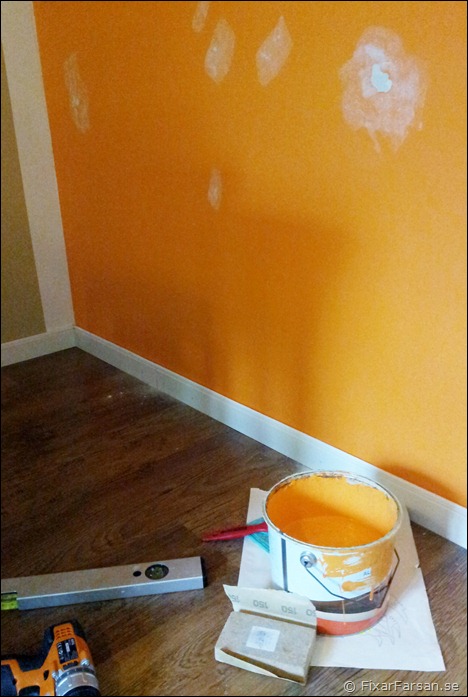 Spackla-över-gamla-mollyskallar-måla-väggfärg