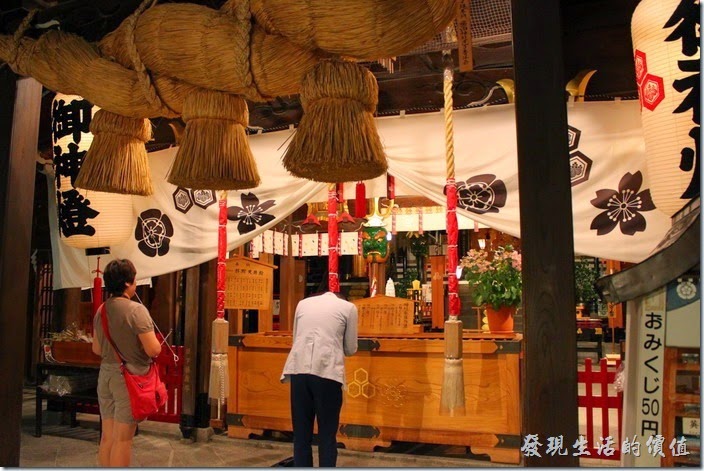 【櫛田神社】的祈願處，可以參拜敲鐘，期建築為典型的日本神社，外觀相對樸素，採唐破風屋頂裝飾！