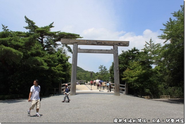 日本伊勢神宮，橋的兩端各有一座鳥居，難道只有橋上才是神明居住的地方？因為鳥居通常代表著人間界與神明界的門，也就是一種節界，哎呀！日本卡通看太多了。 
