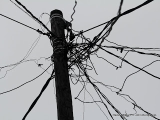 Des câbles électriques de la SNEL raccordés sur un poteau en bois, dans un quartier populaire de Kinshasa. Radio Okapi/ Ph. John Bompengo