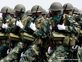 Armes à main, les militaires de Fardc concentrés lors du défilé du 30 juin 2010. Radio Okapi/ Ph. John Bompengo